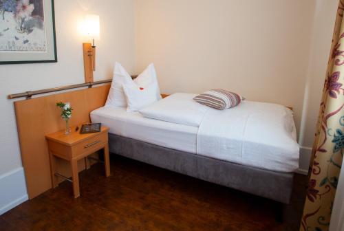 Кровать или кровати в номере Stadthaushotel Hamburg - Inklusionshotel