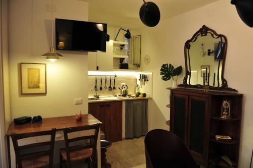 a kitchen and dining room with a table and a mirror at Casa Messi in Pitigliano