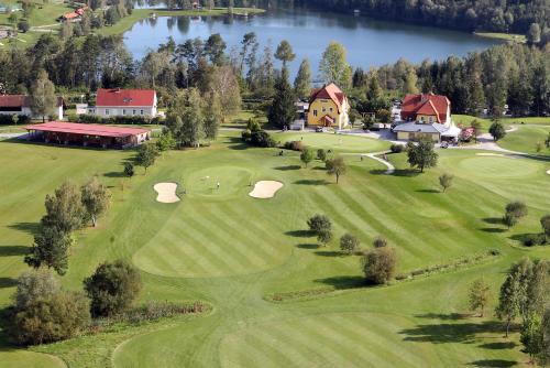 uma vista superior de um campo de golfe com um green em Haus mit Garten Familie Pabst em Maria Lankowitz