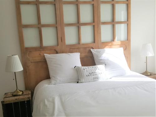 Ένα ή περισσότερα κρεβάτια σε δωμάτιο στο Guest house " Gîte L'ATELIER DU 6"- calme - jardin