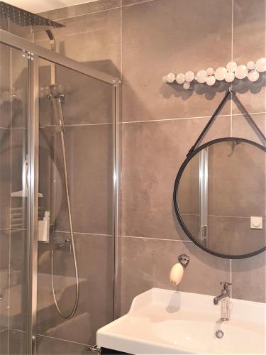 une salle de bain avec une douche, un lavabo et un miroir dans l'établissement Guest house 