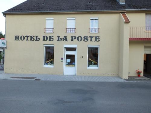 um hotel de la poste escrito na lateral de um edifício em Hôtel de la Poste Chez Cécile em La Grande-Verrière