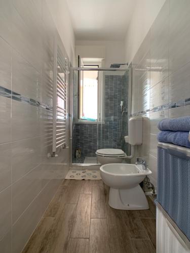 een badkamer met een toilet, een wastafel en een douche bij Very cosy house with fabulous sea view! in Pietra Ligure