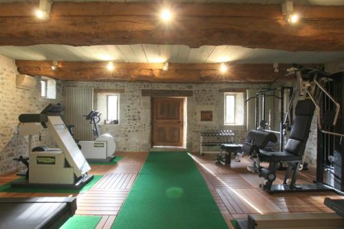- une salle de sport avec tapis de course et matériel d'exercice dans l'établissement Haras de la Valterie, à Saint-Hymer