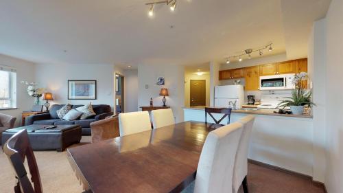 Η κουζίνα ή μικρή κουζίνα στο Whistler Blackcomb Vacation Rentals - Village North