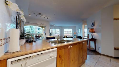 Η κουζίνα ή μικρή κουζίνα στο Whistler Blackcomb Vacation Rentals - Village North