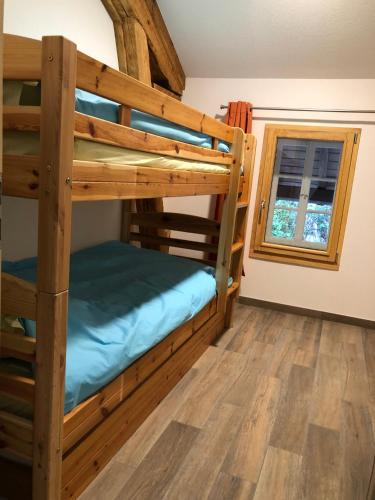 a bedroom with bunk beds in a cabin at La Datcha du Parc in Husseren-Wesserling
