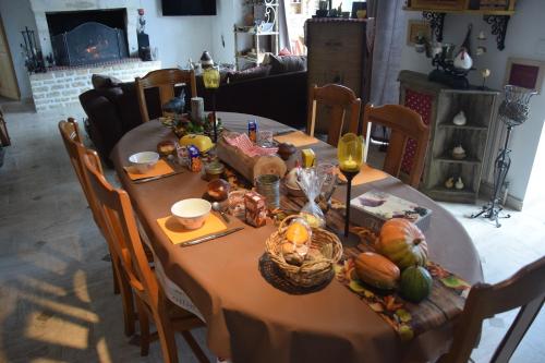 Au gué du bois في Neuville-du-Poitou: طاولة طعام عليها وجبة عيد الشكر