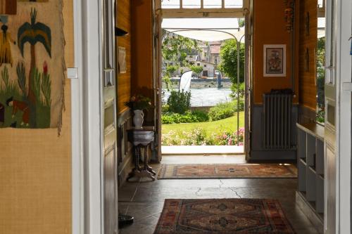 Taman di luar Villa Rhôna