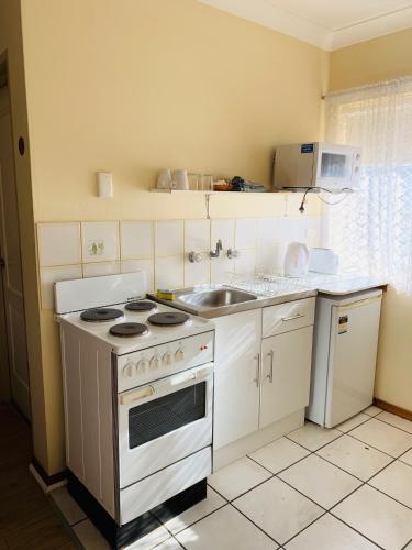 Η κουζίνα ή μικρή κουζίνα στο Angel's Rest Motel