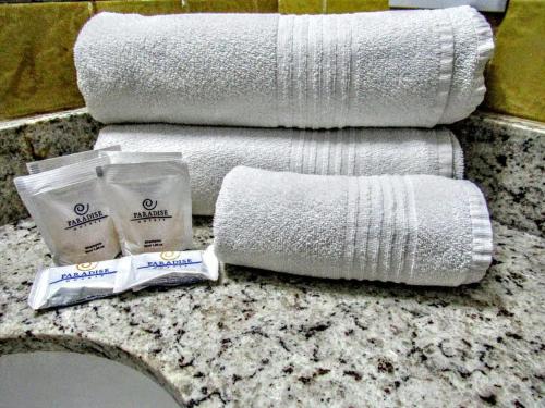 uma pilha de papel higiénico e toalhas num balcão em Pipas Bay - FLAT BEIRA MAR em Pipa