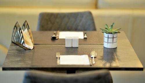a table with chairs and a plant on top of it at Casa das Carpas in Vizela