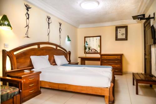 Un pat sau paturi într-o cameră la Palm Beach Hotel