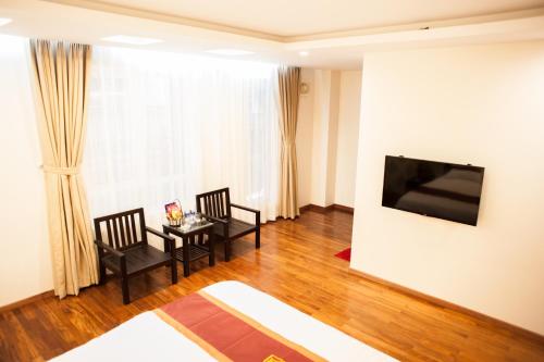 Una televisión o centro de entretenimiento en Mely Hotel Hà Nội