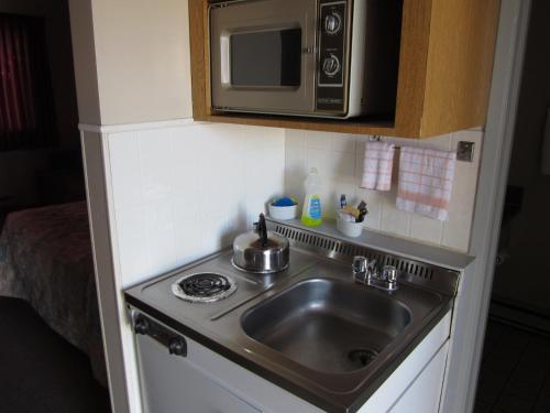 Kuchyň nebo kuchyňský kout v ubytování Y-5 Motel