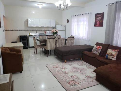 uma sala de estar com um sofá e uma mesa em Yolanda Family House em Foz do Iguaçu