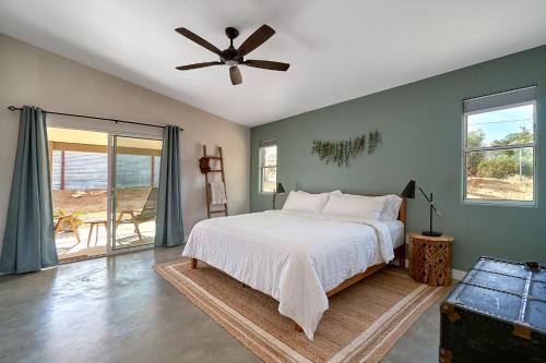 - une chambre avec un lit et un ventilateur de plafond dans l'établissement Eclectic Joshua Tree, à Joshua Tree