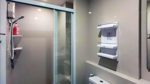 パタヤ・セントラルにあるパタヤ ビーチ シー ビュー ルーフトップ プール リゾートのバスルーム(シャワー、ガラス張りのシャワーブース付)
