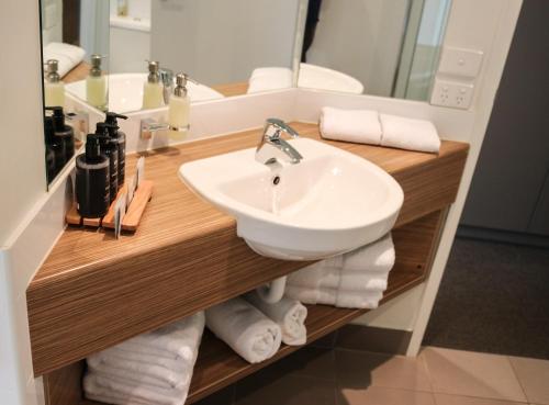 A bathroom at Phillip Island Holiday Apartments