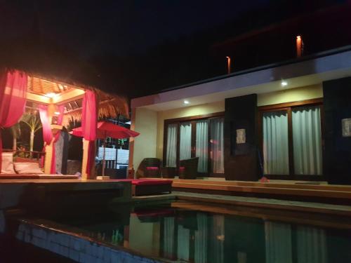 Der Swimmingpool an oder in der Nähe von Nipah Villas