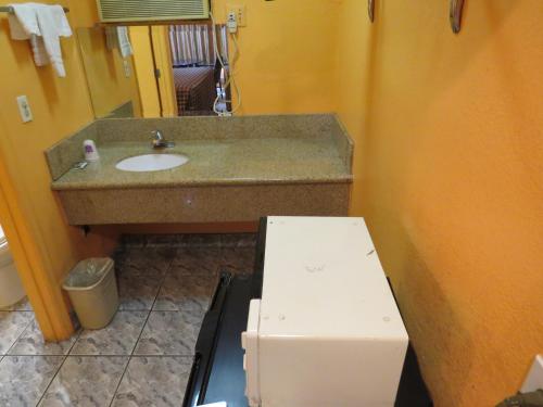 Bilik mandi di Calico Motel