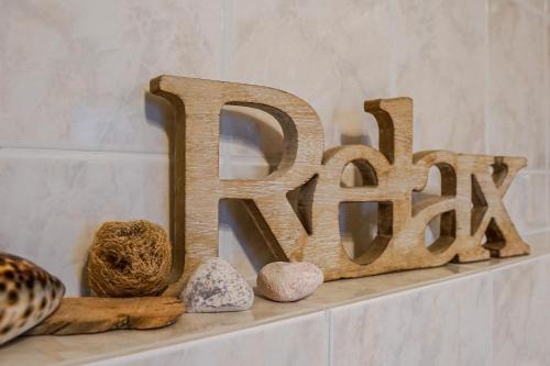 a wooden sign that says cry sitting on a shelf at Ferienapartment Christine in Simmerath