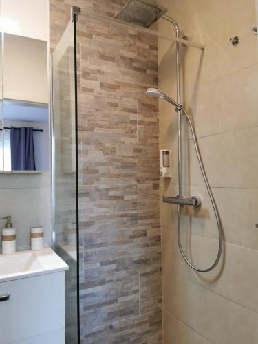 a bathroom with a shower and a sink at Enjoyit Velden West in Selpritsch