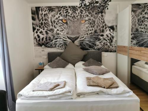 a bedroom with a bed with a picture of a leopard at Enjoyit Velden West in Selpritsch
