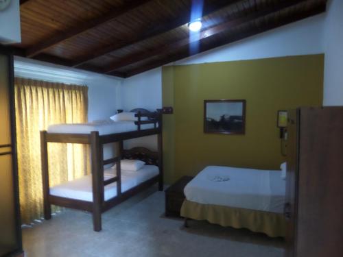 1 dormitorio con 2 literas en una habitación en Aparta Hotel Plaza Real Norte, en Cali