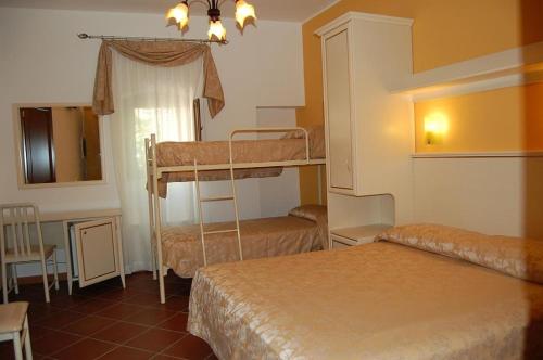 1 dormitorio con 2 literas y ventana en Agriturismo Parra, en Santa Lucia del Mela