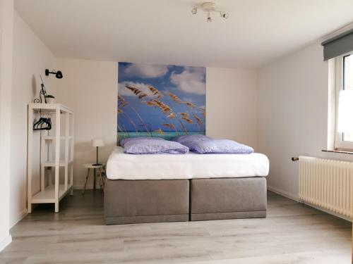 Ένα ή περισσότερα κρεβάτια σε δωμάτιο στο Smittshörn 3 - Nordsee Erdgeschosswohnung mit eingezäunten Garten, Kamin und Lounge!