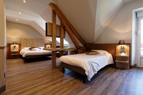 Postel nebo postele na pokoji v ubytování Logis Hotel Des Bains