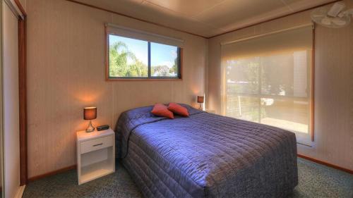 Tempat tidur dalam kamar di Airport Tourist Village Melbourne
