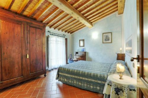 Un dormitorio con una cama y una mesa. en Villa Antica Sosta Renai, en Castelfiorentino