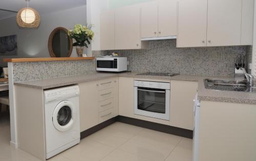 
A kitchen or kitchenette at Bluedock Apartments
