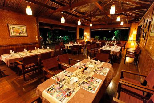 Restaurace v ubytování Walindi Plantation Resort