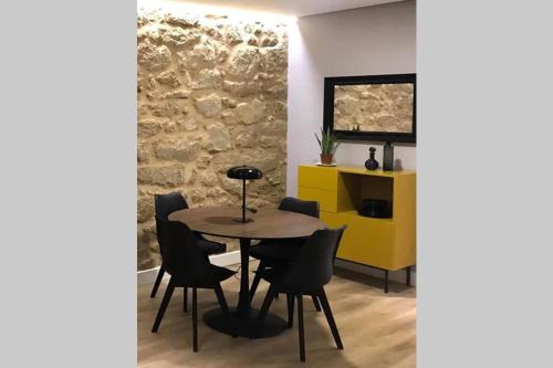 una sala da pranzo con tavolo, sedie e armadio giallo di Plaza Mayor a Ourense