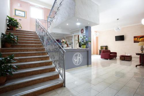 un hall d'entrée avec un escalier dans un immeuble dans l'établissement Hotel Happy, à Battipaglia
