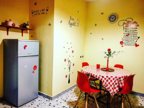 a dining room with a table and a refrigerator at Central Isernia in Isernia