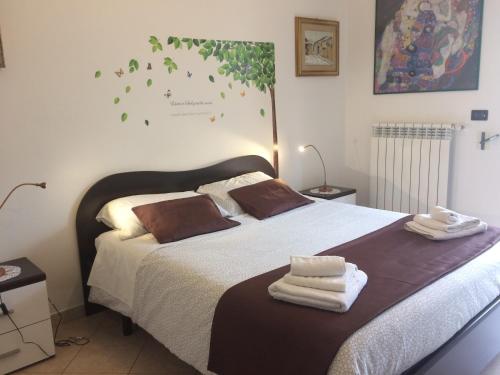 1 dormitorio con 1 cama con toallas en La Dimora di Paola, en Lecce