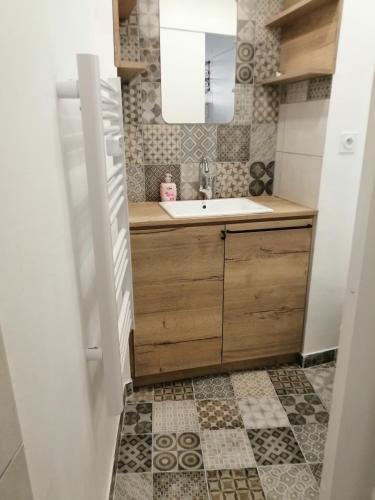 - une petite cuisine avec un évier et un miroir dans l'établissement LE PETIT VENTOUX VILLAGE, à Malaucène