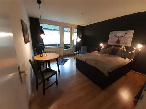 una camera con un letto e un tavolo di Apartmenthaus Jörn a Wieda