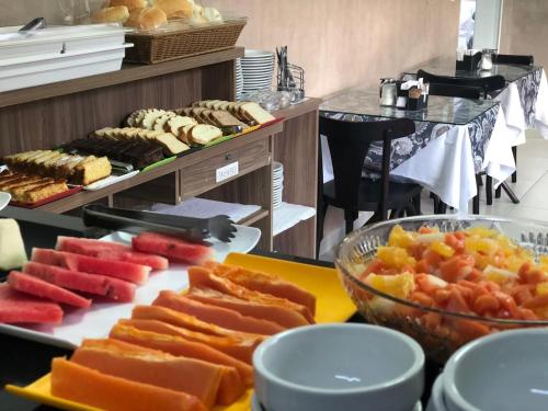 um buffet de frutas e vegetais numa mesa em Hotel Araçari em Araçariguama