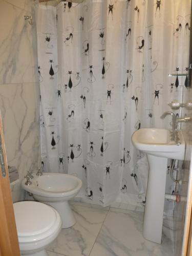a bathroom with a sink and a toilet and a shower curtain at Departamento 1 ambiente Excelente ubicación en Mar del Plata in Mar del Plata