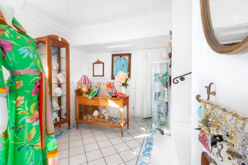 a room with a dressing table and a mirror at Hotel Smeraldo in Praiano