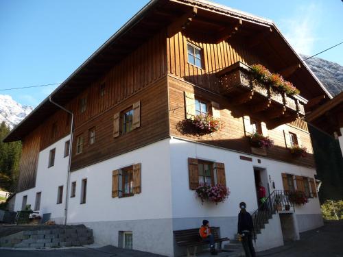 a man standing in front of a building at Bergbauernhof Pabulariu in Boden