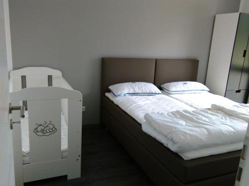Un pat sau paturi într-o cameră la Ferienwohnung am Seglerhafen
