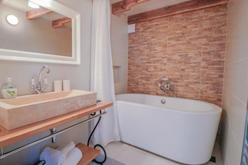 La salle de bains est pourvue d'un lavabo et d'une baignoire. dans l'établissement Duplex au coeur du vieil Antibes, à Antibes