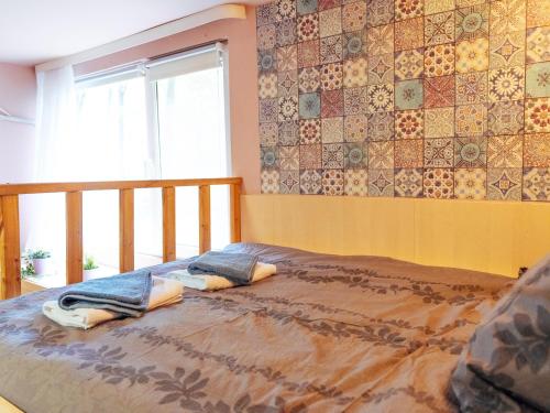 - une chambre avec un lit et 2 oreillers dans l'établissement Woody - Cozy and Quiet Place near Moghioros Park, à Bucarest