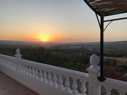 Východ nebo západ slunce při pohledu z bed and breakfast nebo okolí
